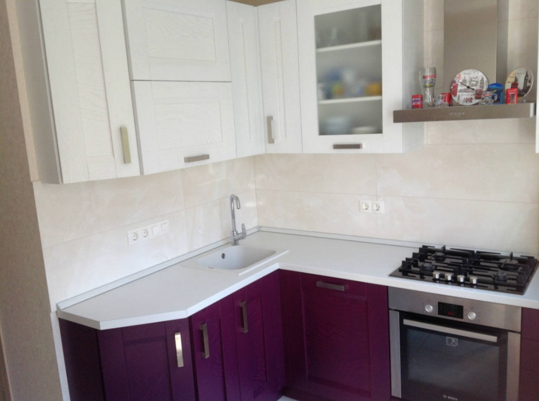 бело фиолетовая кухня фото