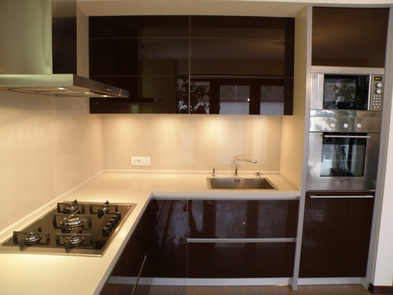 коричневая кухня с белым фартуком фото